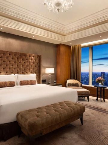 Luxuriöses Hotelzimmer mit King-Size-Bett und Panoramablick bei Dämmerung