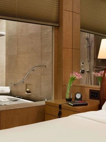 Gemütliches Schlafzimmer mit Blick ins Badezimmer im Hotel