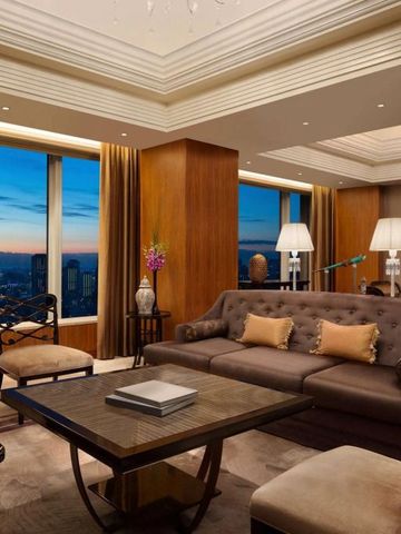 Luxuriöses Wohnzimmer mit abendlichem Panoramablick in der Hotelsuite