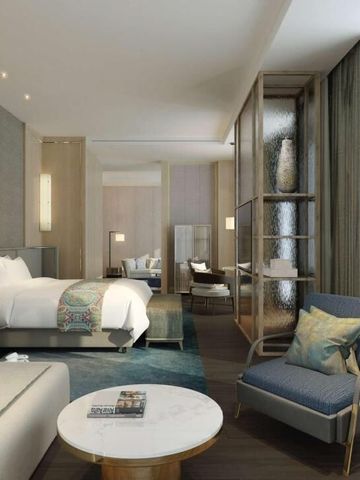 Luxuriöse Suite mit sitzbereich und stilvollem Design, helle Fensterfront