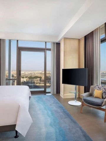 Geräumiges Hotelzimmer mit Panoramafenster und Blick auf die Stadt