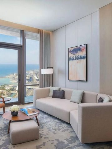 Helle Loungeecke mit Panoramafenster und Meerblick, komfortabel eingerichtet