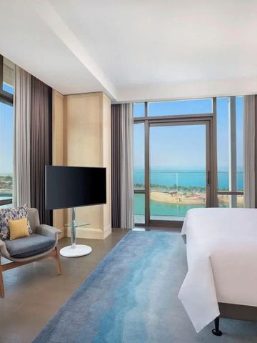 Luxuszimmer mit großem Fenster und Meerblick im Shangri-La Jeddah