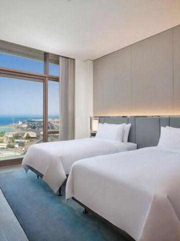 Zimmer mit zwei Betten und Panoramablick auf das Meer in Jeddah