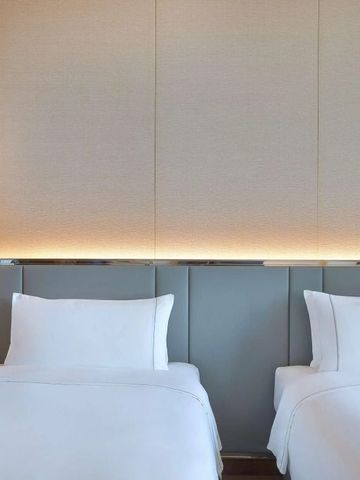 Zimmer mit zwei Betten und minimalistischer Dekoration im Shangri-La Jeddah