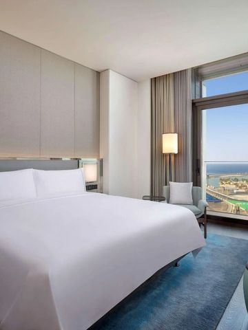 Modern eingerichtetes Zimmer mit Meerblick und großes Fenster