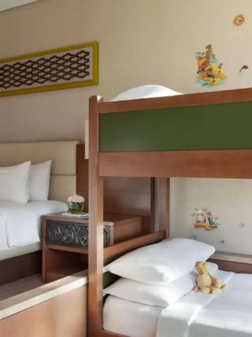 Familienzimmer mit Etagenbett und Kingsize-Bett im Shangri-La Rasa Ria