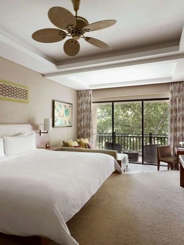 Zimmer mit Balkon und Gartenblick im Shangri-La Rasa Ria Resort