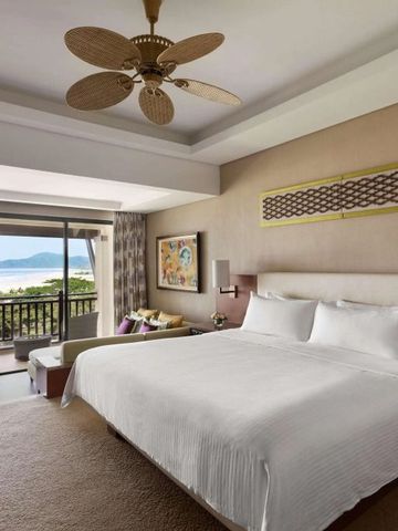 Zimmer mit Meerblick und privatem Balkon im Shangri-La Rasa Ria