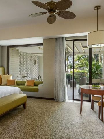 Großzügiges Zimmer mit Lounge-Bereich und Terrasse im Shangri-La Rasa Ria