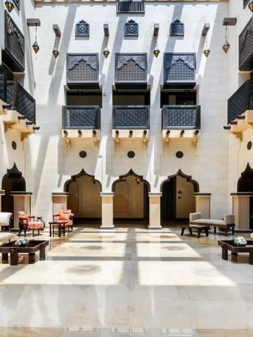 Beeindruckende Lobby mit orientalischem Design und eleganten Sitzmöglichkeiten.