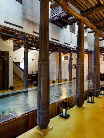 Traditioneller Innenbereich mit Wasserlauf und Laternen