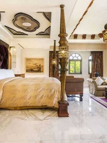 Luxuriöses Schlafzimmer mit Himmelbett und exquisite Einrichtung