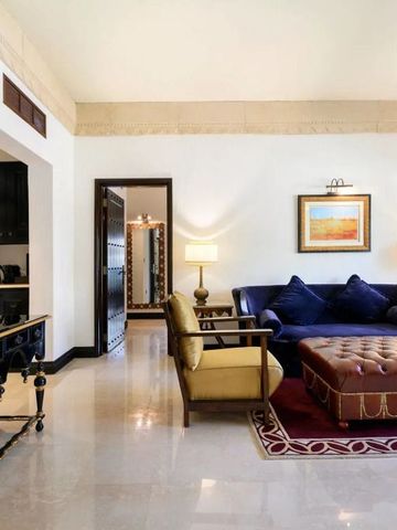 Eleganter Wohnbereich eines Zimmers mit luxuriösen Möbeln und Kunstwerken.