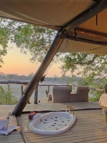 Offenes Zimmer mit Wanne und Blick auf Sonnenuntergang in der Natur