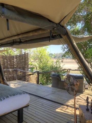 Zimmer mit offenem Raumkonzept und Blick auf die Landschaft.