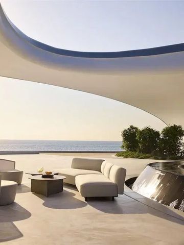 Terrasse mit stilvollem Sitzbereich und Meerblick