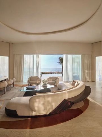 Luxuriöses Wohnzimmer mit Meerblick und eleganter Einrichtung.