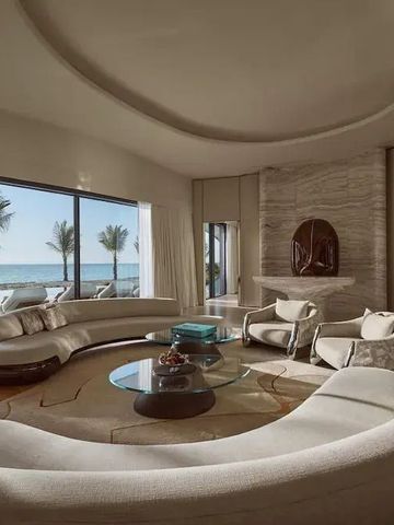 Luxuriöser Wohnbereich mit Meerblick und geschmackvoller Einrichtung.