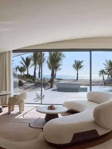 Luxuszimmer mit moderner Einrichtung und Meerblick