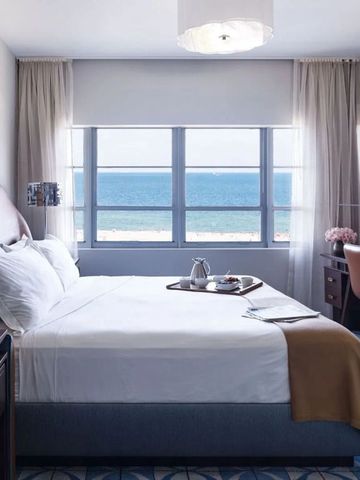 Luxuriöses Hotelzimmer mit Meerblick und elegantem Dekor