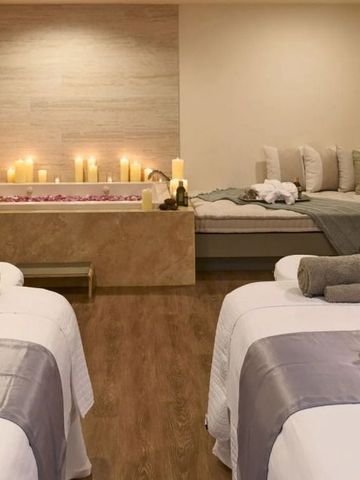 Wellnessbereich mit Massagebetten und Kerzen für Entspannung