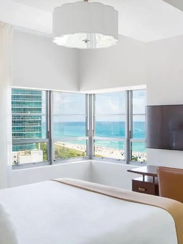 Helles Zimmer mit Meerblick und modernem Interieur