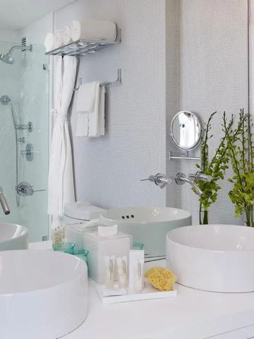 Modernes Badezimmer mit Doppelwaschbecken und Dusche