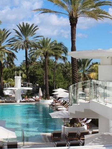 Weitläufiger Poolbereich mit Palmen und luxuriösen Annehmlichkeiten