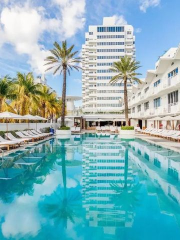 Großer Außenpool mit Palmen und luxuriösen Liegestühlen unter blauem Himmel