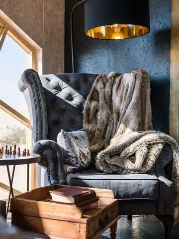 Gemütlicher Lounge-Bereich mit Sessel und Dekoration