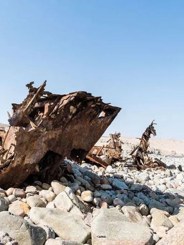 Berühmtes Schiffswrack auf einem felsigen Strand in der Nähe des Hotels