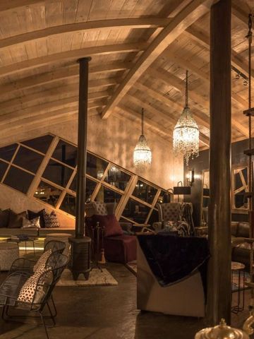 Stilvolle Lounge mit Holzelementen und eleganter Beleuchtung im Shipwreck Lodge Hotel.