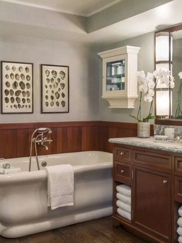 Luxuriöses Badezimmer mit freistehender Badewanne und elegantem Waschbecken