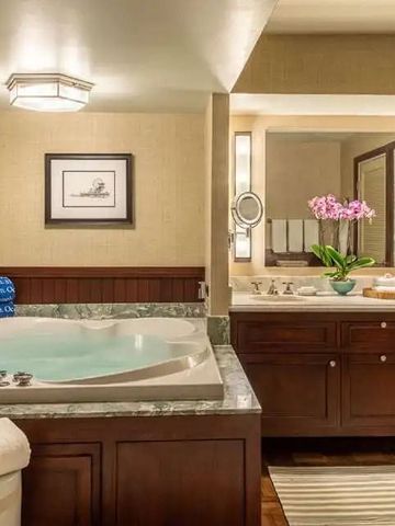 Badezimmer mit Whirlpool und geräumigem Waschbereich