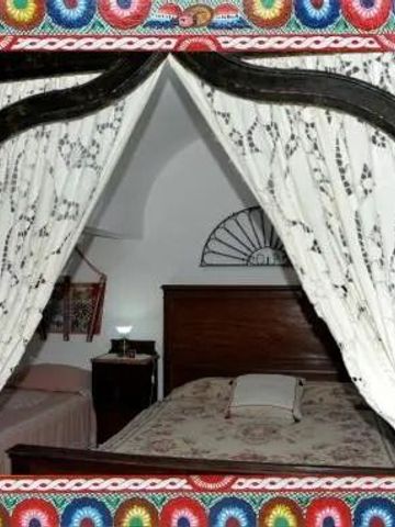 Doppelbett mit dekorativem Rahmen und Vorhängen