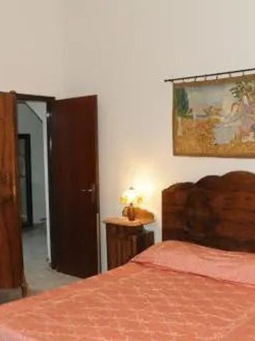 Gemütliches Schlafzimmer mit Holzdekor und traditionellem Wandteppich