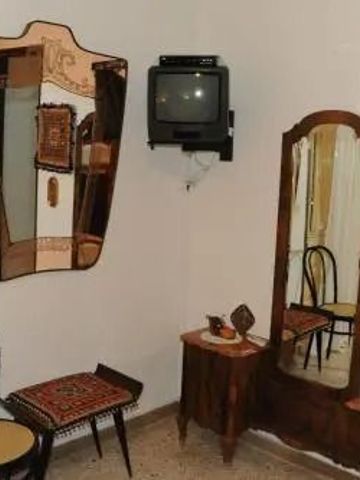 Vintage-Atmosphäre mit antikem Spiegel und TV im Zimmer