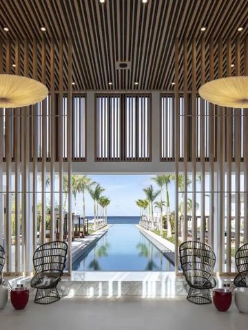 Infinity Pool mit Meerblick, umgeben von eleganter Innenarchitektur