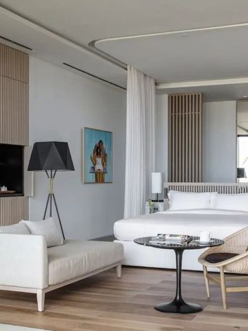 Helles Zimmer mit moderner Einrichtung und eleganter Dekoration