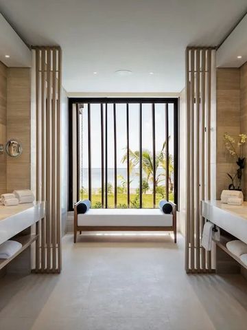 Luxuriöses Badezimmer mit Meerblick und eleganter Architektur