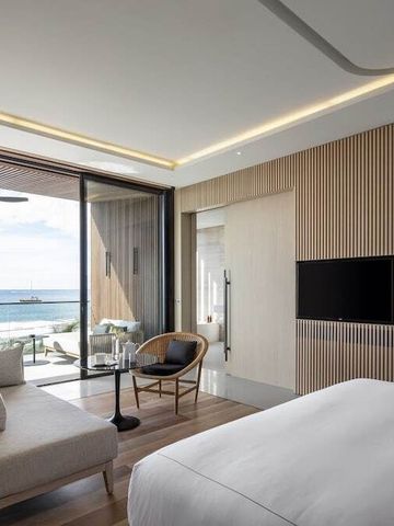 Helles Hotelzimmer mit Meerblick und moderner Ausstattung