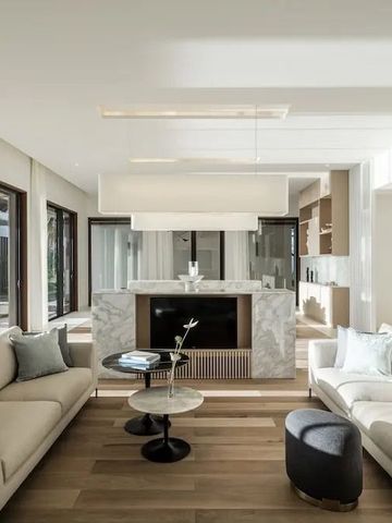 Eleganter Wohnbereich mit modernen Möbeln und geräumigem Design