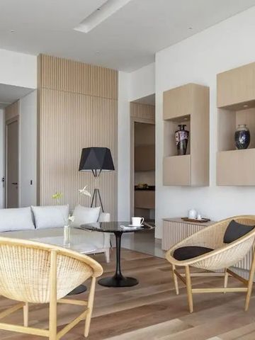 Stilvoller Wohnraum mit skandinavischem Design und Holzdetails