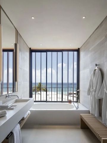 Luxuriöses Badezimmer mit Meerblick und edler Ausstattung