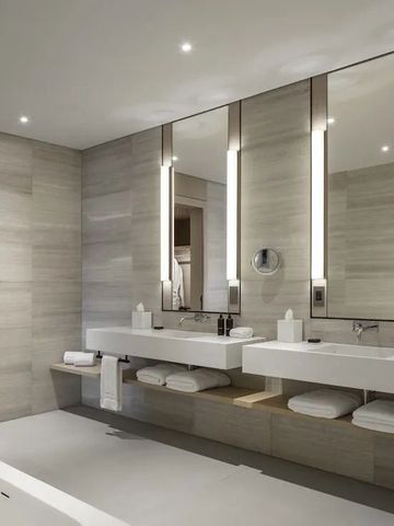 Modernes Badezimmer mit Doppelwaschbecken und dezenter Beleuchtung