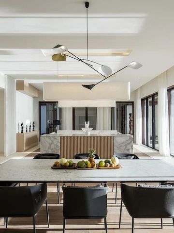 Modernes Esszimmer mit großem Tisch und stilvollen Sesseln