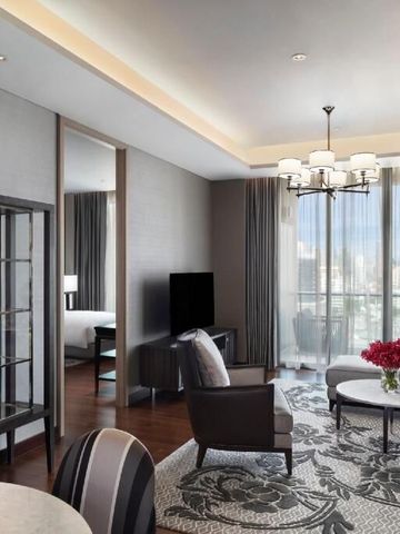 Elegantes Wohnzimmer mit modernem Dekor und Blick auf die Stadt.