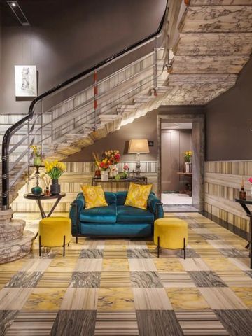 Lounge-Bereich mit Marmortreppe und stilvollem Dekor im Hotel