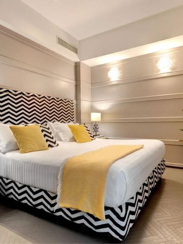 Elegantes Doppelzimmer mit moderner Einrichtung und Pflanzenakzent